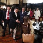 El presidente de Perú, Pedro Castillo (c), saluda a su llegada a una rueda de prensa con corresponsales internacionales, el martes en Lima.