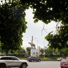 Caracas. En una transitada vía aparece una réplica de María Lionza.
