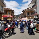 Azogues. Tras crimen, curiosos se amontonan en el lugar del suceso.