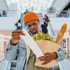 Compra.- Una persona revisa la factura de lo que adquirió en una tienda de alimentos.
