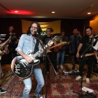 Los músicos durante su ensayo.