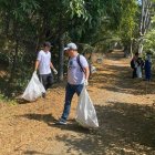 Niños, jóvenes y adultos se unieron en la tarea de limpieza del Bosque Protector Palo Santo.