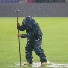 Personal realiza labores en cancha del estadio Banco Guayaquil colmada de agua por la lluvia.