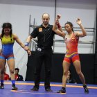 Jacqueline Mollocana (d), luchadora nacional, eleva sus brazos en señal de triunfo.