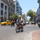 A toda hora y en cualquier día hay un intenso tráfico en el centro. El turista no lo disfruta. Hay que buscar nuevas alternativas  de transporte