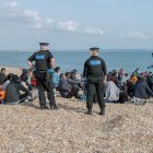 Oficiales de policía y de la institución de salvavidas junto a migrantes que fueron rescatados en el Canal de la Mancha, en Dungeness, Reino Unido, el 22 de septiembre.
