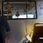 Realidad. Hay unidades de la Ecovía cuyas cabinas para aislar conductores ya están destruidas. Han sido reparadas varias veces, pero las rupturas son evidentes.