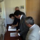 Documento. El ministro de Gobierno, Francisco Jiménez, durante la entrega de las preguntas de la consulta.