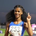 Anahí Suárez, velocista ecuatoriana, festeja tras ganar la medalla de oro en los 200 metros planos.