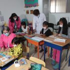Una clase de 25 minutos diarias imparten los maestros a los estudiantes hospitalizados. Lo hacen en un aula adaptada y en las habitaciones.