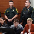 El autor de la matanza de la escuela secundaria Marjory Stoneman Douglas, Nikolas Cruz, espera el veredicto del jurado junto a sus abogados, en el juzgado del condado de Broward en Fort Lauderdale, Florida.