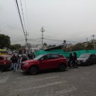 Caos. Las personas tienen problemas para avanzar entre tanto carro.