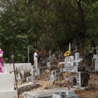 Prisa. Las tumbas aledañas al cerro son, a juicio de los visitantes, las más riesgosas de visitar.