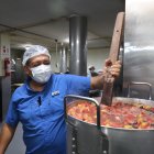 Panadería. Wilson Flores prepara la colada morada para locales de Érick.