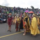 Indígenas. El Cacique Tisaleo recorre la explanada acompañado de su séquito y tropa. Participan cientos de personas. Todas vistiendo con el ropaje propio del personaje que representan.