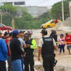 La Libertad. Vecinos y policías se apostan en la escena del crimen. La delincuencia no para en Santa Elena.