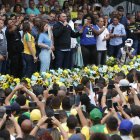 El presidente brasileño Jair Bolsonaro (c), participa en un acto de campaña, el viernes 14 de octubre, en la ciudad de Duque de Caxias, en Río de Janeiro.