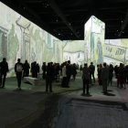 Grupos de personas asisten a la muestra del pintor neerlandés Vincent Van Gogh, referente del post impresionismo