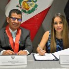 El presidente de Corte Superior de Justicica de Tumbes, José Luis Troya, y la vocal de la Judicatura, Maribel Barren, en la firma de la Declaración de Tumbes 2022.