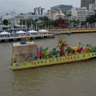Las alegorías navegaron 3 kilómetros por el río Guayas, como parte des desfile náutico.