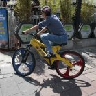 Disponibles. En un mes ya se han fabricado nueve bicicletas con botellas. Una fue para la Costa.