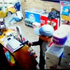 Robo. Dos hombres armados amedrentaron a clientes y trabajadoras.