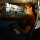 Los usuarios  del transporte urbano cuentan los minutos por llegar lo más pronto a su destino. Temen ser asaltados.