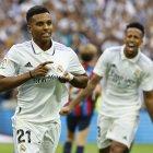 El delantero del Real Madrid Rodrygo Goes celebra tras marcar el 3-1 de penalti.