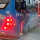 Denuncia. Un estudiante de colegio a penas se sostiene con una sola mano.