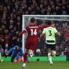 Mohamed Salah anota el único gol del partido entre Liverpool y Manchester City.