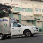 El personal de Medicina Legal acudió a la Clínica Guayaquil para retirar el cuerpo de Songor.