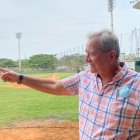 Bonifacio Morán señala el campo de juego que, dice, fue como su segundo hogar.