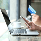 Compra.- Una persona usa su tarjeta de crédito para hacer pedidos virtuales de productos.