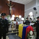 Los uniformados acompañan los restos de Verónica Songor antes de su traslado a Loja