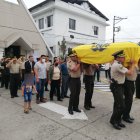 Luego de la misa de cuerpo presente, oficiada por el sacerdote Francisco León los restos de Songor fueron retirados de la capilla
