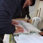 Diligencia. Expertos revisan la bitácora de ingresos al centro en el que está recluida Joselyn Sánchez.