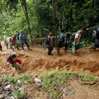 Migrantes venezolanos suben una montaña con la intención de llegar a Panamá, en el Tapón del Darién (Colombia).