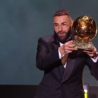 Karim Benzema levanta el Balón de Oro otorgado el mejor jugador del mundo de la temporada 2021-2022.