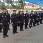 En el comando se mantenían las banderas a media asta en señal de homenaje a la oficial de la Policía.