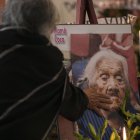 Familiares y amigos asisten al funeral de María Salud Ramírez Caballero, "Mamá Coco" hoy en su hogar de la comunidad de Santa Fe de la Laguna, en el estado de Michoacán (México).