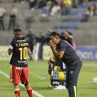 En los momentos de mayor presión para el club, César Farías atrajo toda la  atención dando declaraciones polémicas.