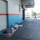 Calle. Los ‘clientes’ llegan a cualquier hora del día a dormir en los portales.