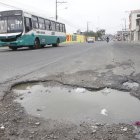 Daño. A lo largo de la avenida Samuel Cisneros, en el centro de Durán, se observan grandes huecos en la vía.