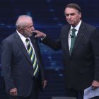 El exmandatario progresista Luiz Inácio Lula da Silva (i) y el ultra derechista Jair Bolsonaro (d) participaron del primer debate presidencial.