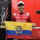 El piloto Juan Manuel Correa con la bandera de Ecuador y el trofeo tras ganar la última válida de la European Le Mans Series.