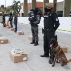 Diligencia. Miembros de la Policía durante la presentación de la droga.