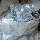 Un profesional sanitario alimenta a un paciente a través de una sonda en el Departamento de Cuidados Paliativos del Hospital Markhot Ferenc en Eger, en Hungría, el 27 de septiembre de 2019.