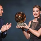 Alexia Putellas recibiendo el segundo balón de oro.