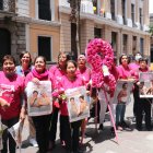 Acto. Mujeres pacientes entregaron un lazo de flores en la Vicepresidencia.