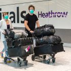 Pasajeros llegan al aeropuerto de Heathrow en Londres el 2 de agosto de 2021. EFE/EPA/VICKIE FLORES
